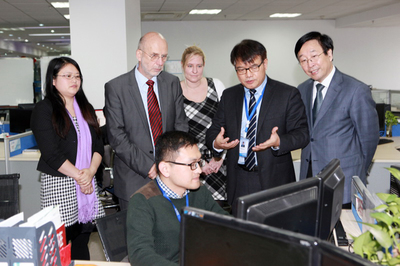 華天軟件與德國開姆尼茨工業大學攜手共建數字化工廠示范實驗室